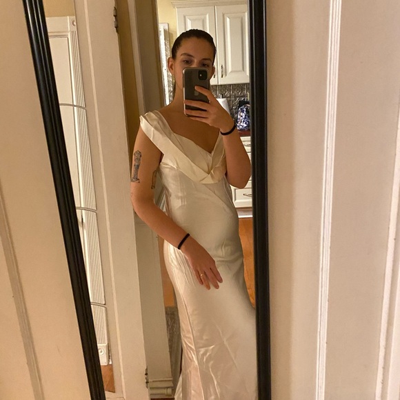 Reformation Elegant White Wedding Dress - Picture 4 of 5